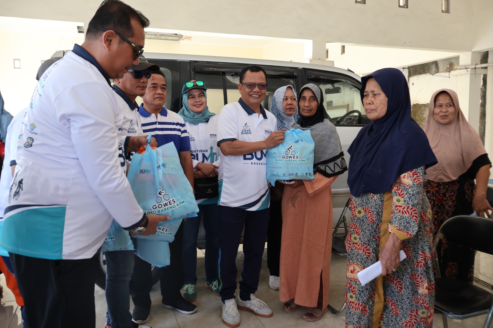 Gowes Meriah BUMD Brebes Semarakkan HUT RI ke-81, Ratusan Sembako Dibagikan untuk Warga